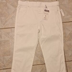 q Womens Gloria Vanderbilt Stretch White Capris Size 16.  NWT